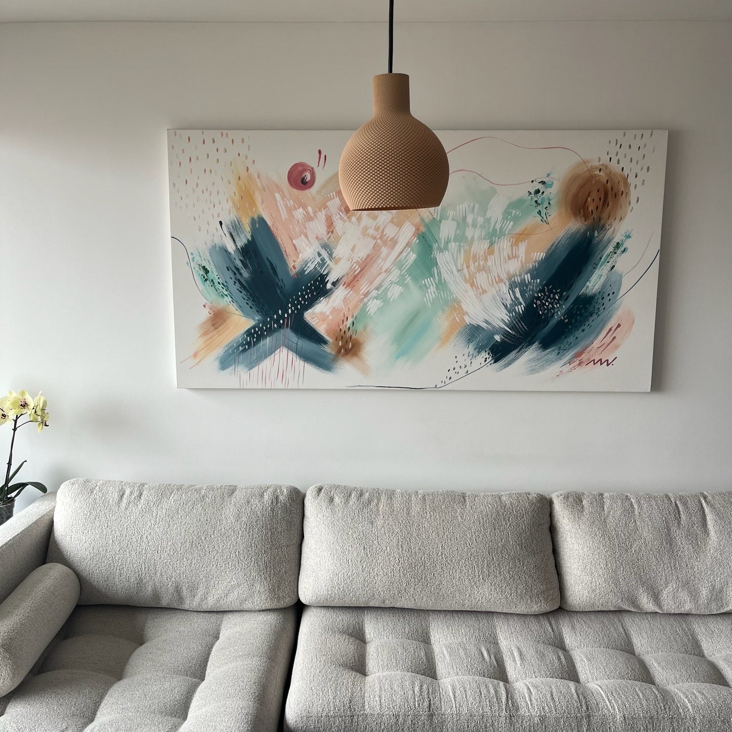 Lampara latte apagada, vista amplia de la sala con sofa