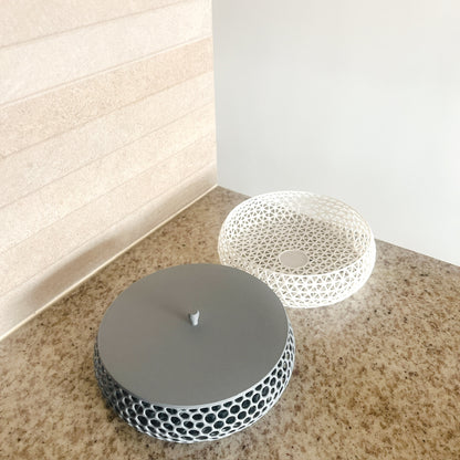 Cuenco Blanco + Ash Gray abierto con tapa al lado, mostrando la dualidad funcional de las dos piezas