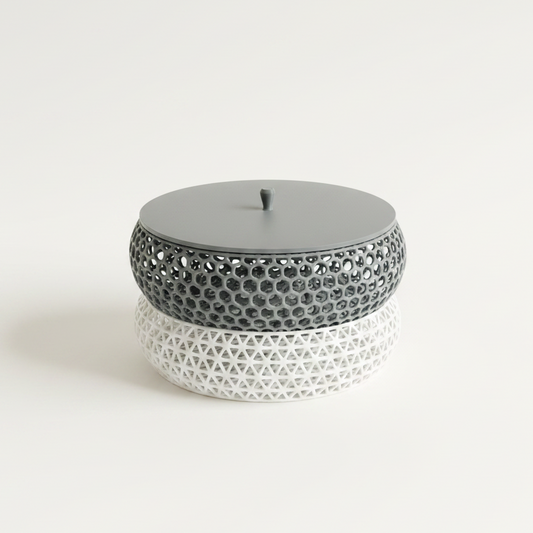 Cuenco Blanco + Ash Gray cerrado con tapa, vista 3/4, sobre meson de cocina con pared de baldosa beige