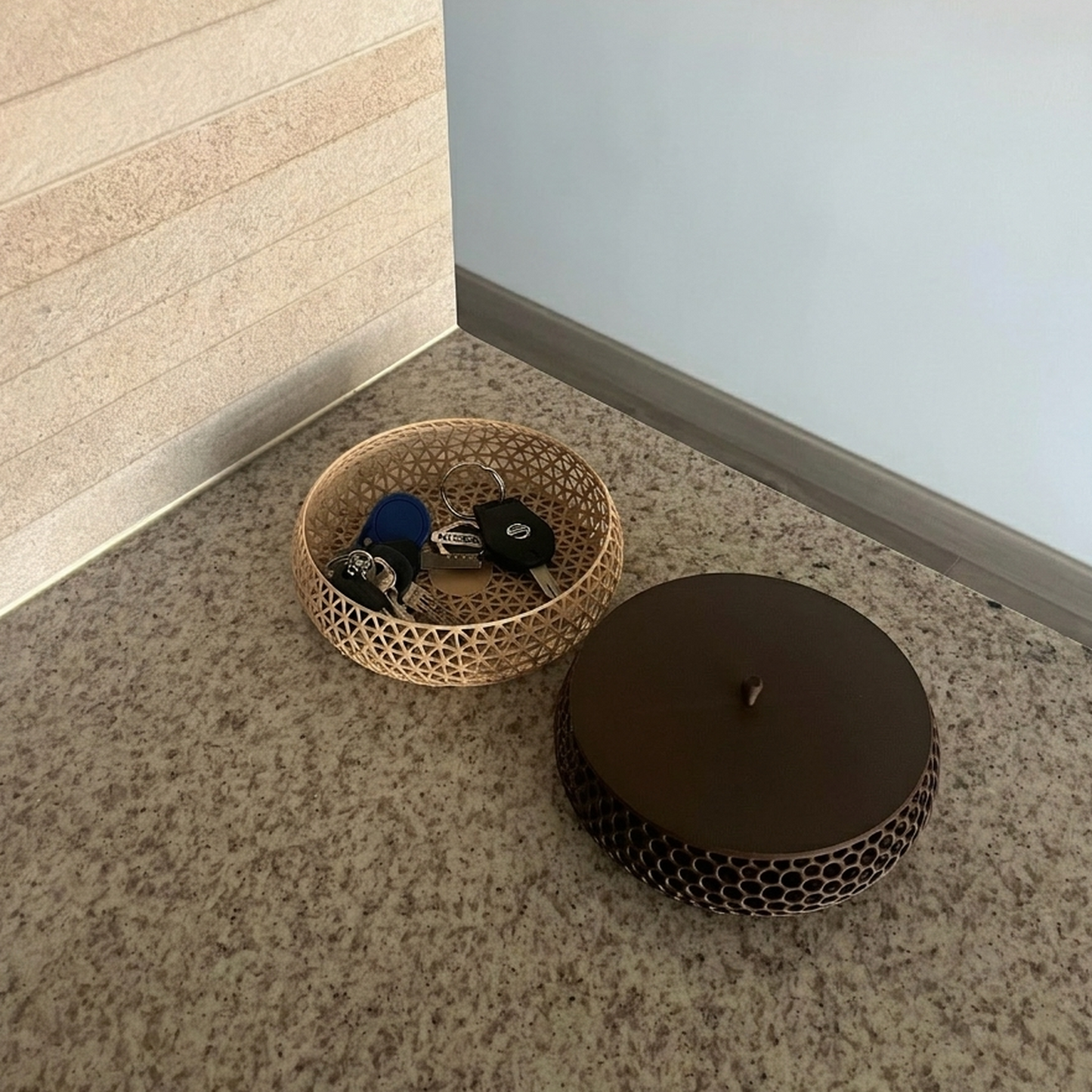 Cuenco Dark Chocolate + Latte con llaves dentro, mostrando uso real como organizador en entrada del hogar