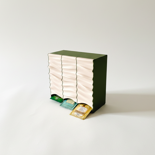 Dispensador Verde oliva + Beige, vista frontal 3/4 con bolsitas de te asomando