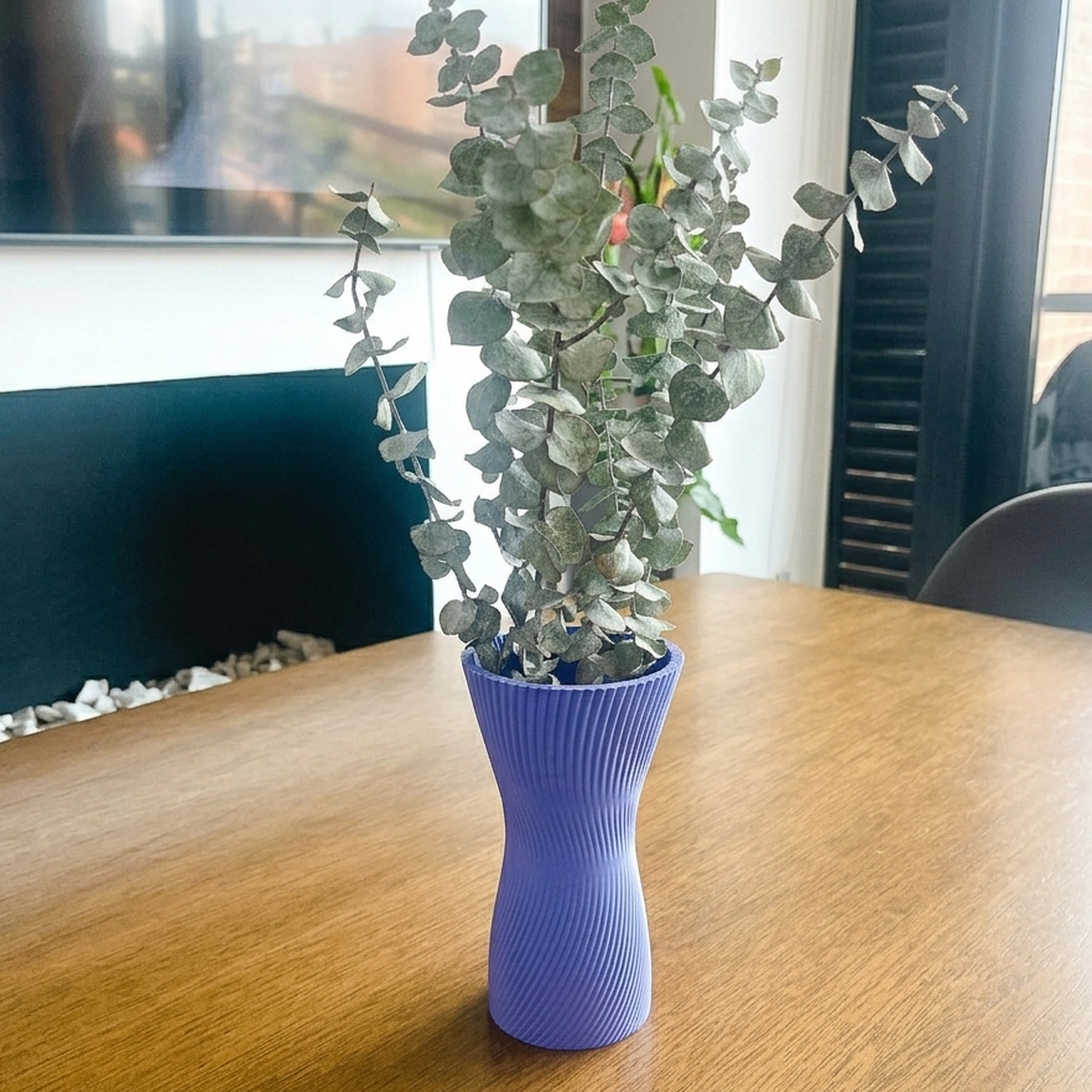 Jarron Purple con eucalipto sobre mesa de madera, ambiente del hogar, luz natural lateral.