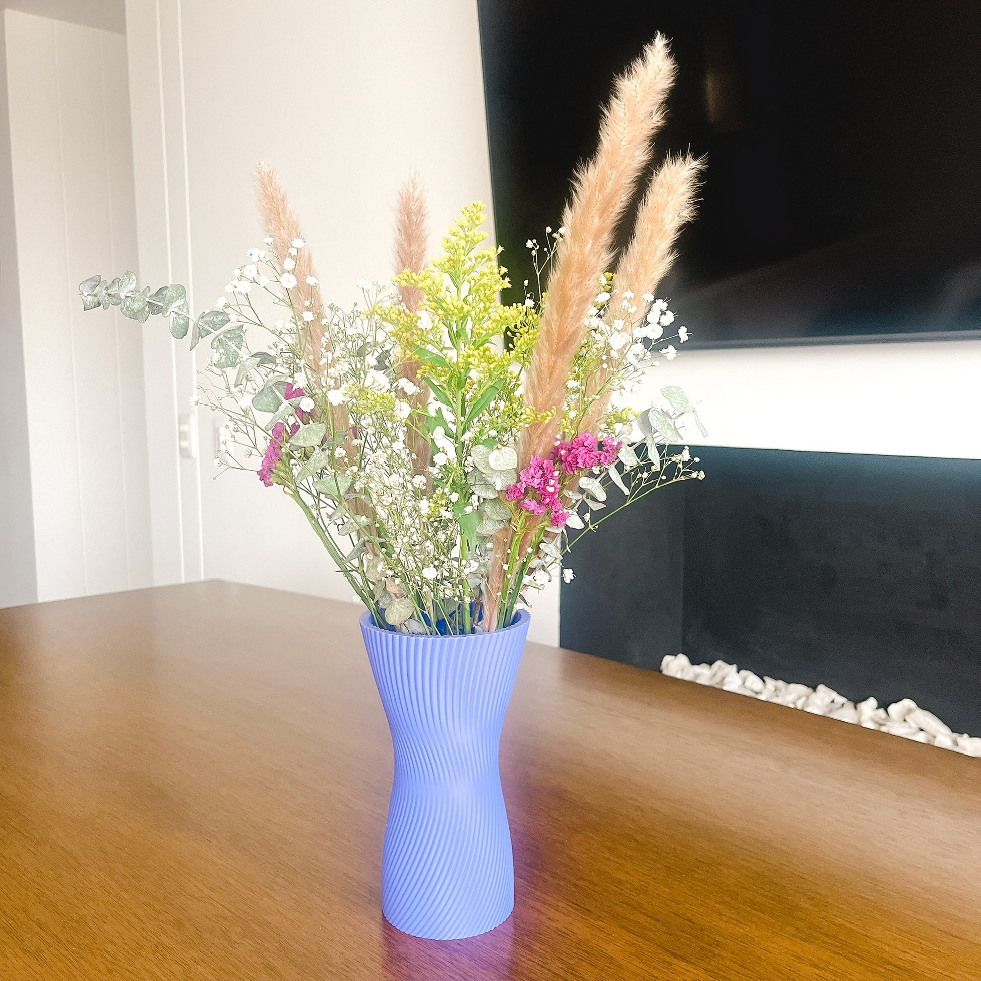 Jarron Purple con arreglo grande (pampas, gypsophila, eucalipto, flores) sobre mesa, vista del hogar como segundo contexto