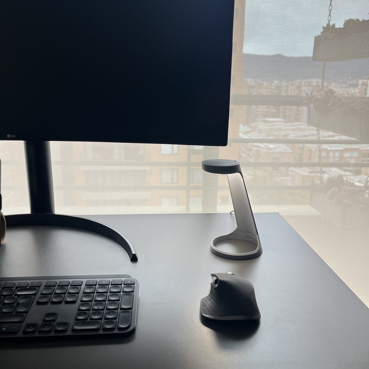 Lampara Ash Gray en escritorio, vista lateral con monitor LG, teclado y mouse