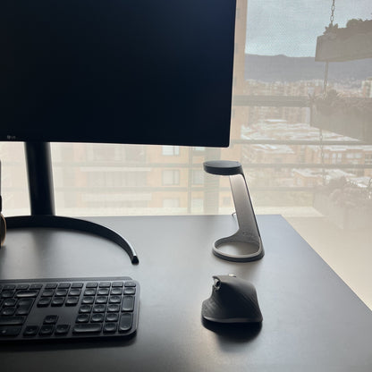 Lampara Ash Gray en escritorio, vista lateral con monitor LG, teclado y mouse