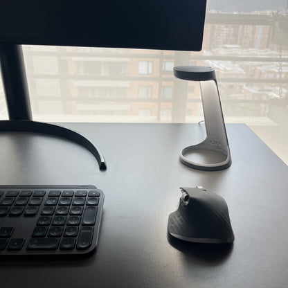 Lampara Ash Gray en escritorio con monitor y ventana grande con vista exterior