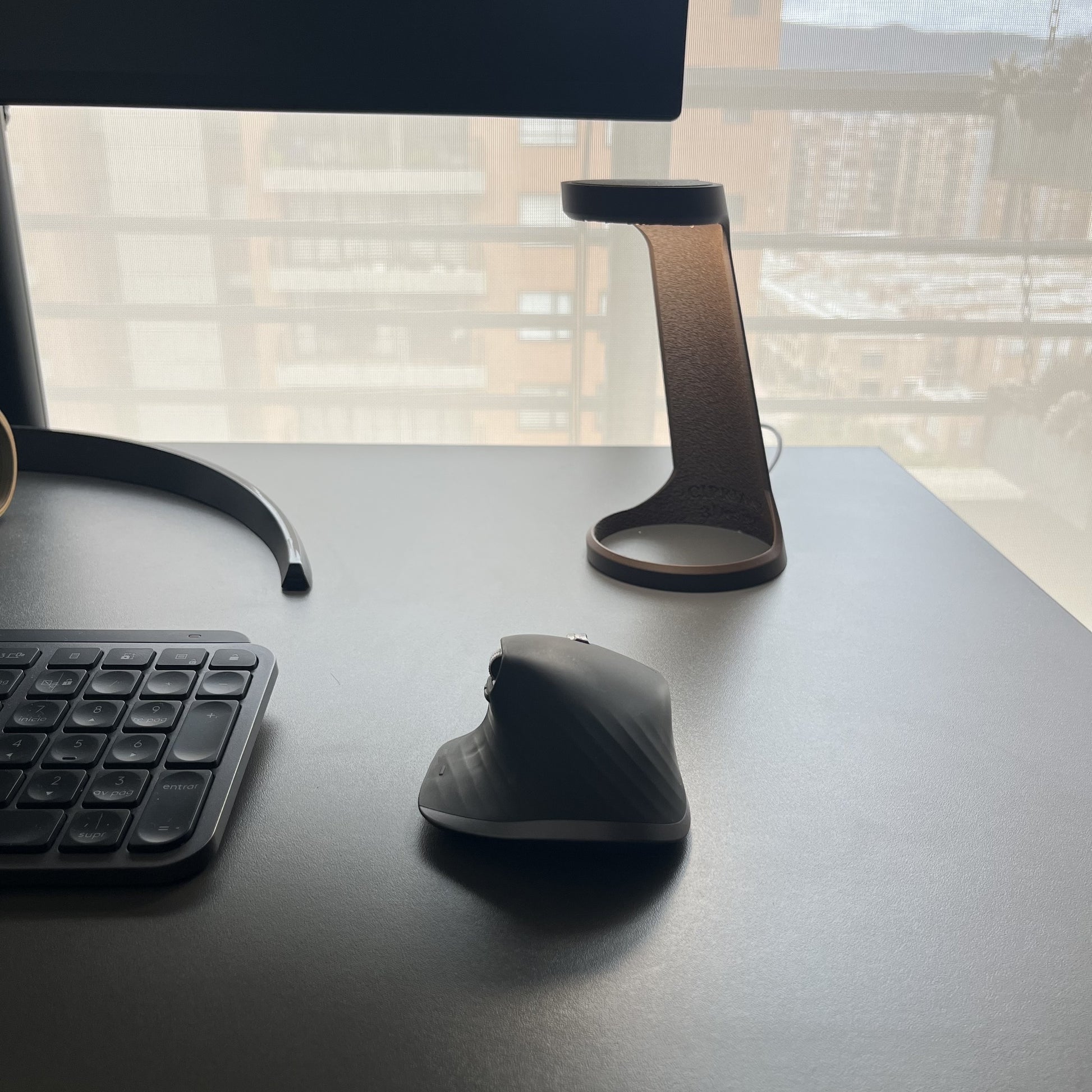 Lampara Chocolate en escritorio completo con teclado, monitor y ventana de fondo