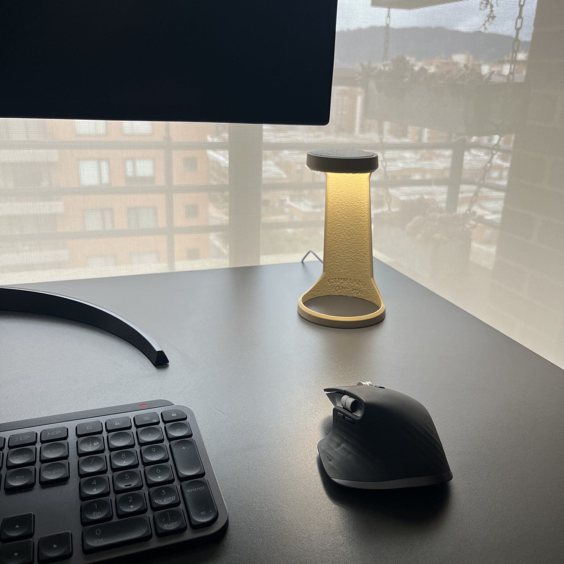 Lampara Desert Tan en escritorio con setup completo, monitor y teclado