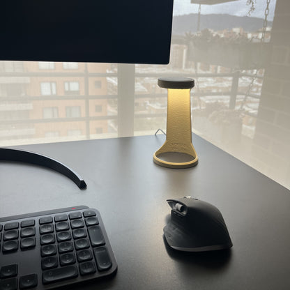 Lampara Desert Tan en escritorio con setup completo, monitor y teclado
