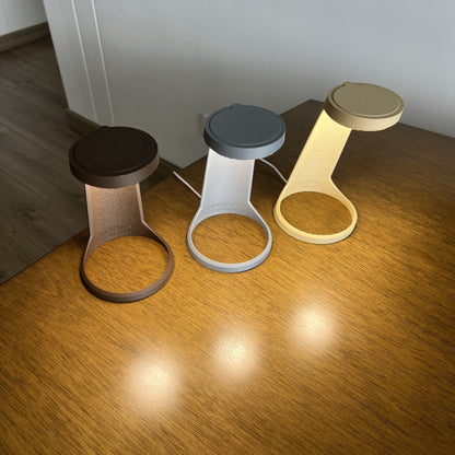 Grupal: variantes Chocolate, Desert Tan y Ash Gray juntas encendidas, vista frontal angulo
