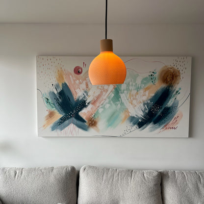 Lampara latte encendida, vertical, colgada sobre el cuadro abstracto en la sala