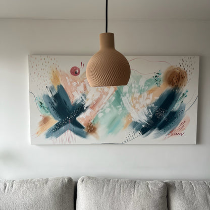 Lampara latte apagada, centrada sobre el cuadro, color real en ambiente de sala