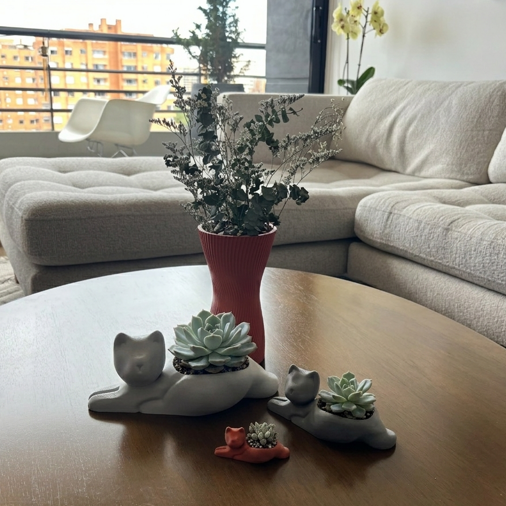 Los tres gatos juntos (grupal) en mesa de centro, sala. Contexto. HERO para ficha.