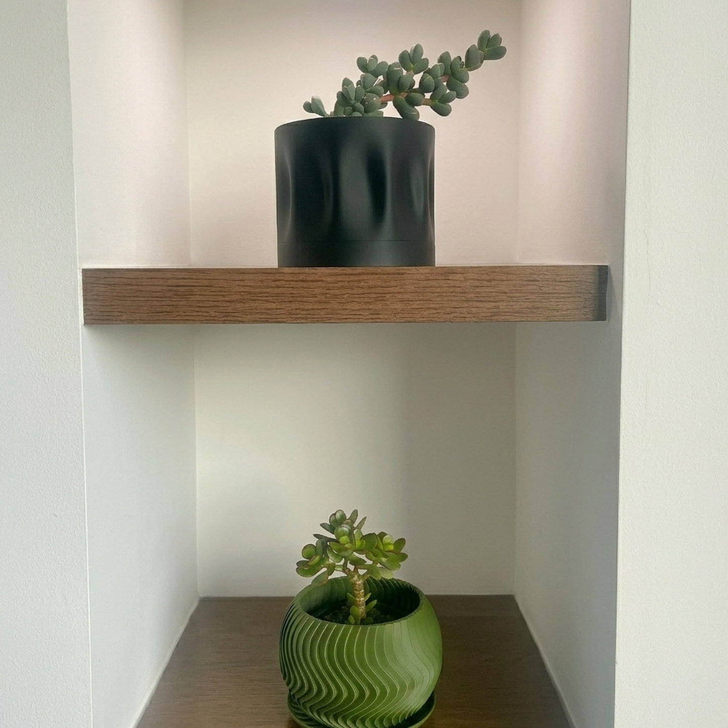 Maceta charcoal en repisa superior con maceta esferica verde abajo, espacio real del hogar