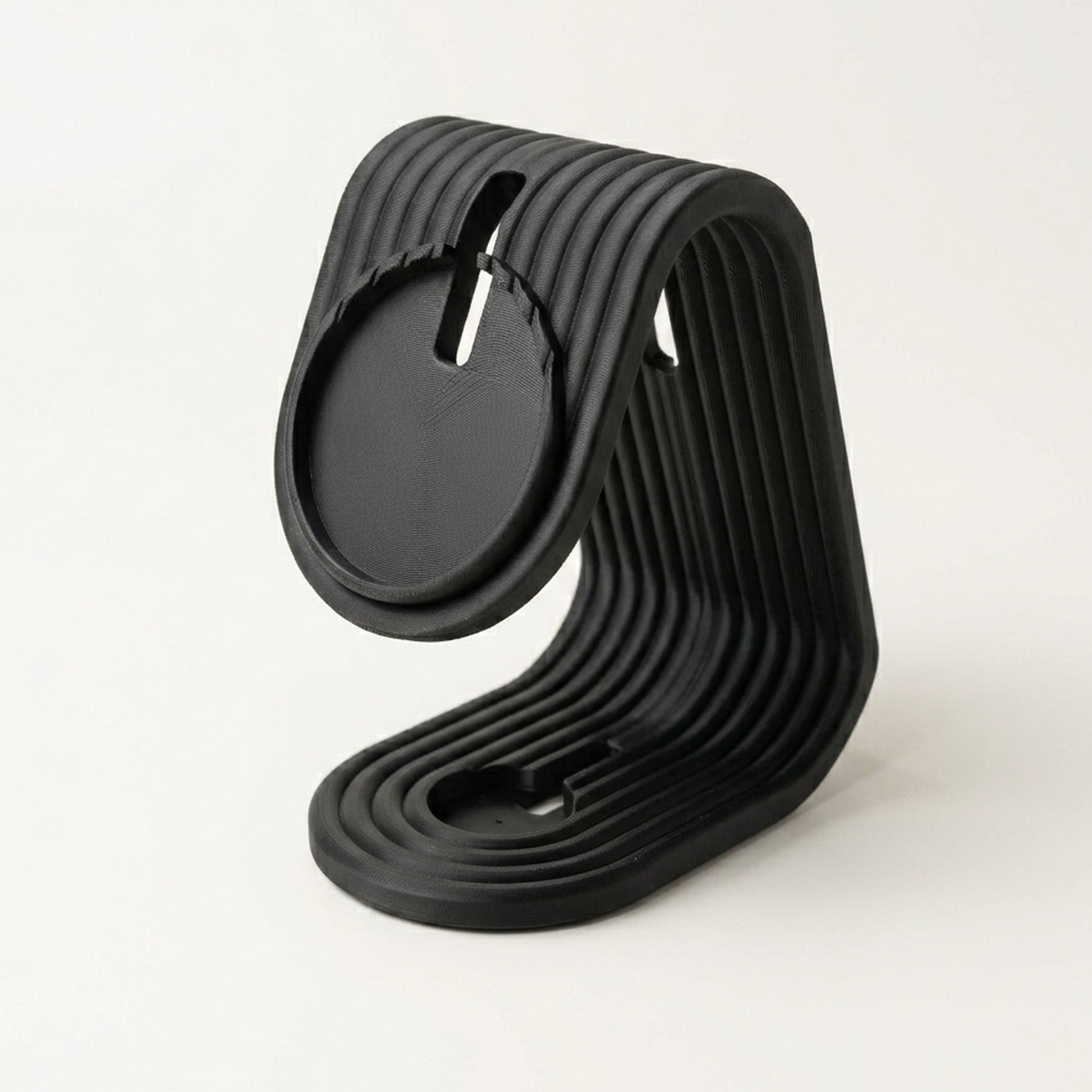 Soporte iPhone + Apple Watch Charcoal, vista lateral 3/4, encuadre limpio de estudio sobre mesa de madera