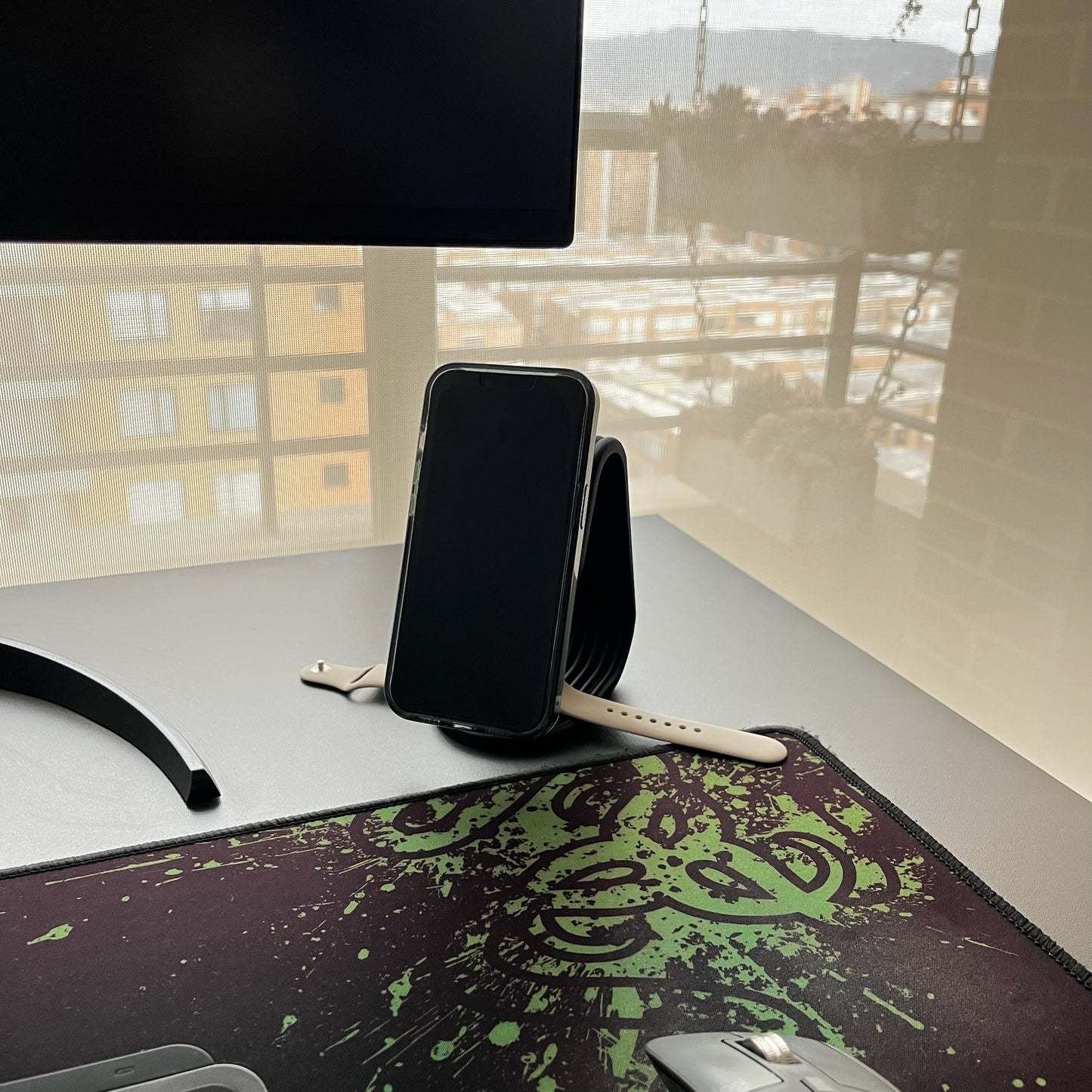 Soporte iPhone + Apple Watch Charcoal con iPhone montado cargando, Apple Watch al lado