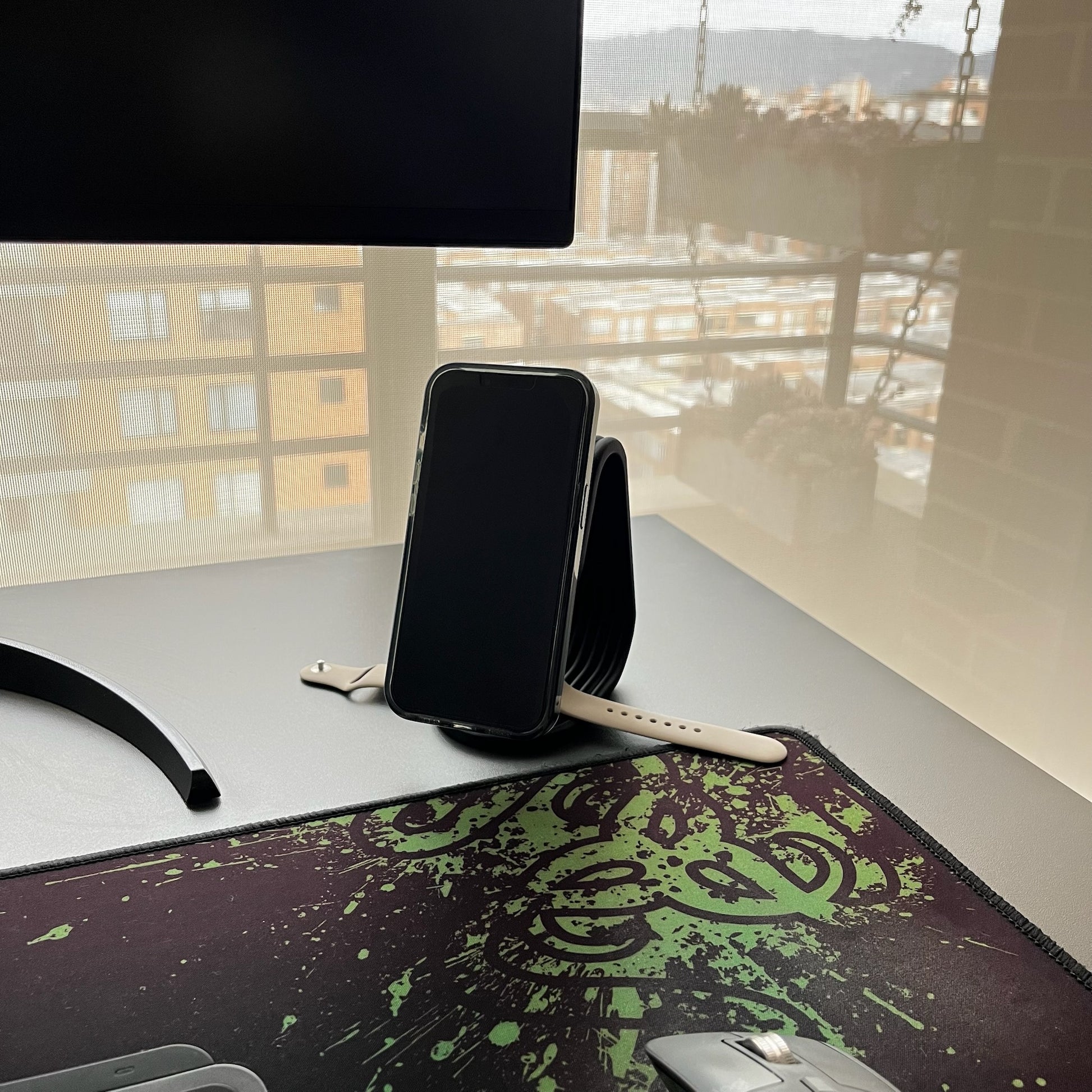Soporte iPhone + Apple Watch Charcoal con iPhone montado cargando, Apple Watch al lado