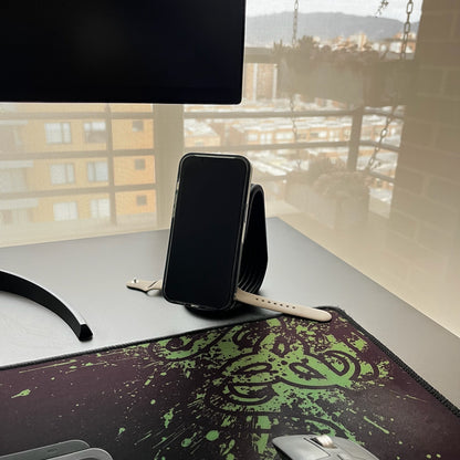 Soporte iPhone + Apple Watch Charcoal con iPhone montado cargando, Apple Watch al lado