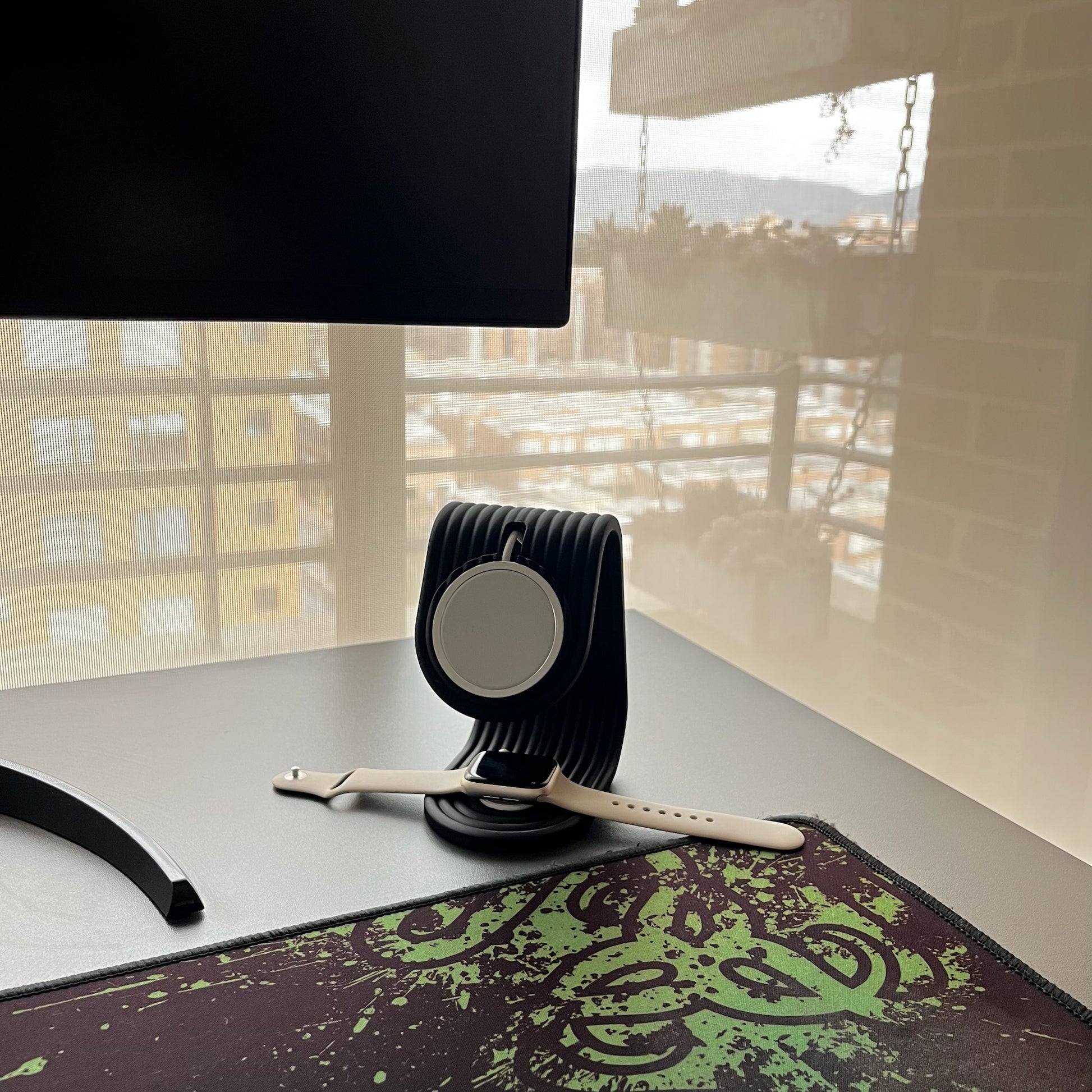 Soporte iPhone + Apple Watch Charcoal con Apple Watch real cargando en el espacio superior
