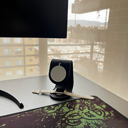 Soporte iPhone + Apple Watch Charcoal con Apple Watch real cargando en el espacio superior