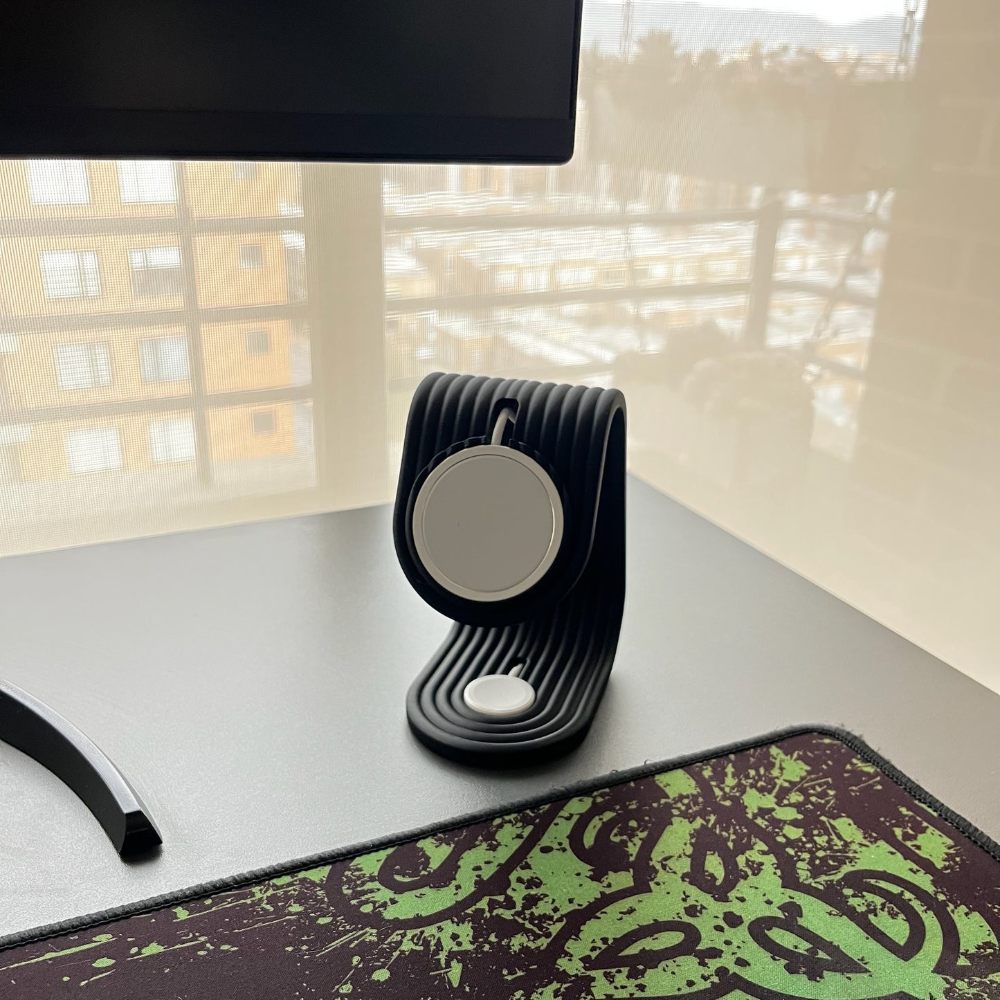 Soporte iPhone + Apple Watch Charcoal con iPhone y Apple Watch ambos cargando simultaneamente