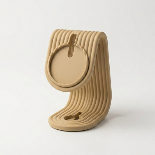 Soporte iPhone + Apple Watch Desert Tan, vista frontal en escritorio con monitor