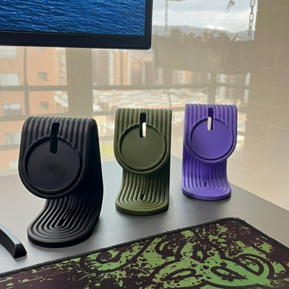 Soporte de carga iPhone variante grupal: las 3 variantes (Charcoal, Matte Dark Green, Purple) alineadas en escritorio