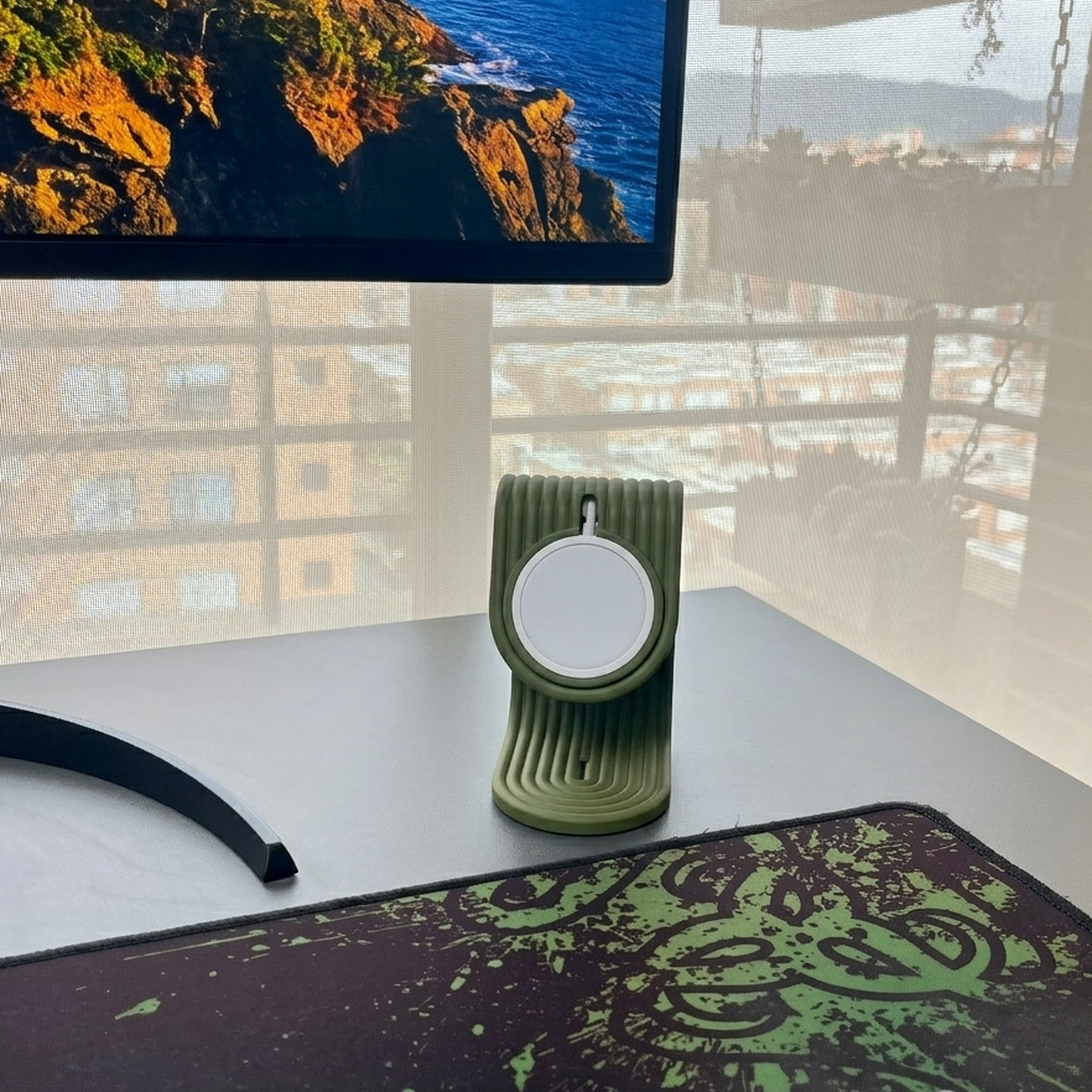 Soporte de carga iPhone Matte Dark Green en escritorio con monitor Apple Studio Display y Apple Watch MagSafe, contexto real de uso