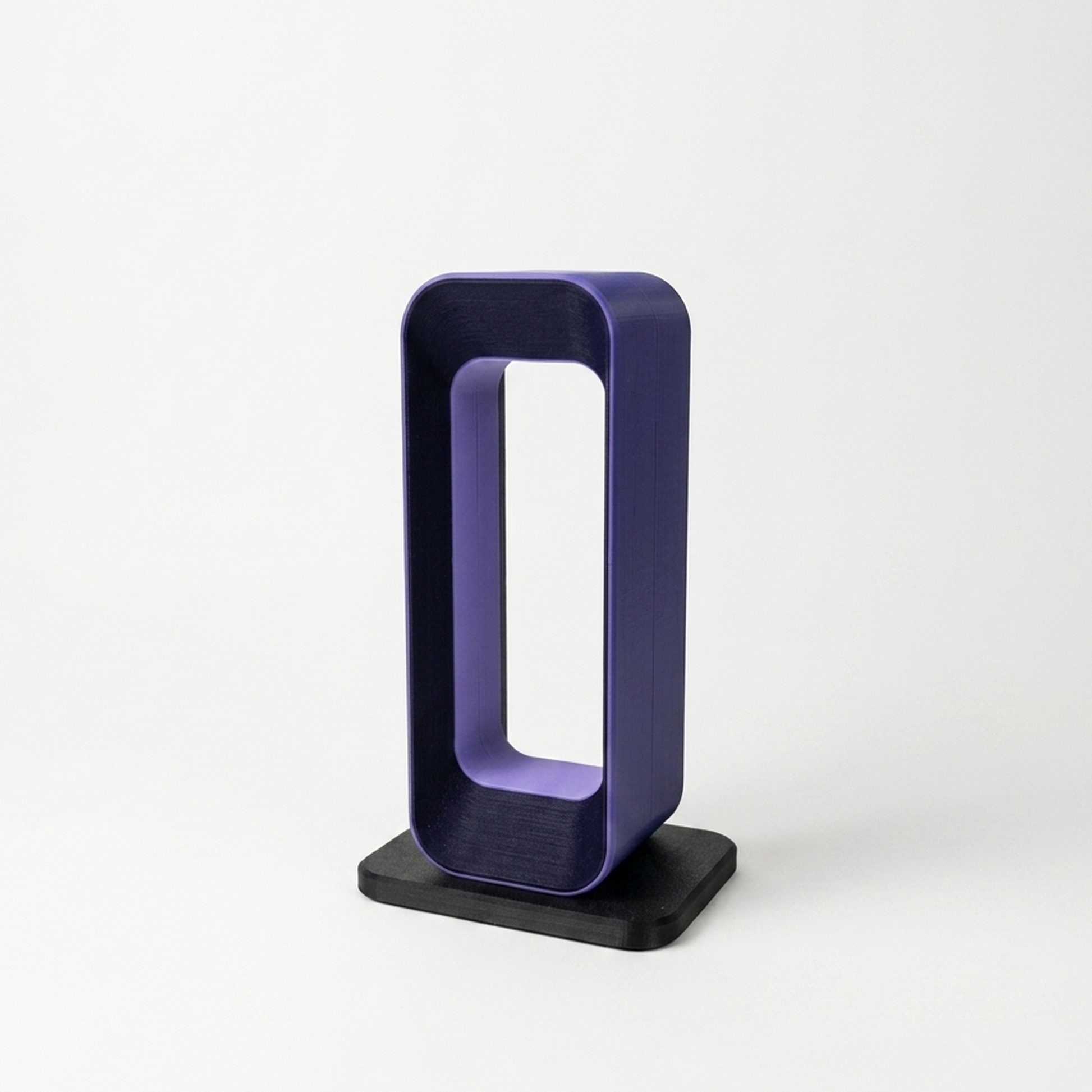 Soporte Charcoal + Purple solo, vista frontal sobre mesa de madera, fondo blanco limpio, luz natural pareja