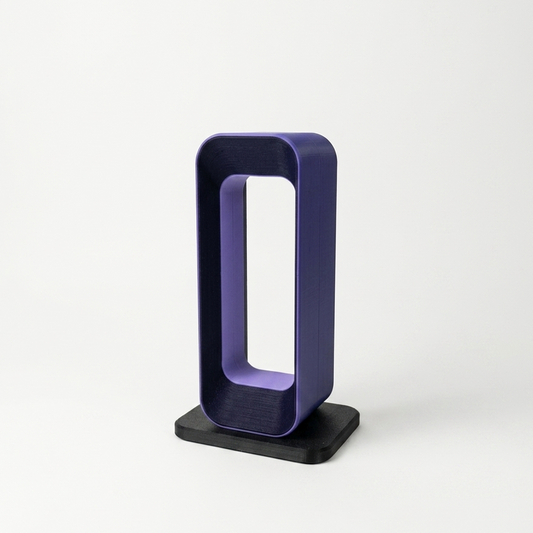 Soporte Charcoal + Purple solo, vista frontal sobre mesa de madera, fondo blanco limpio, luz natural pareja
