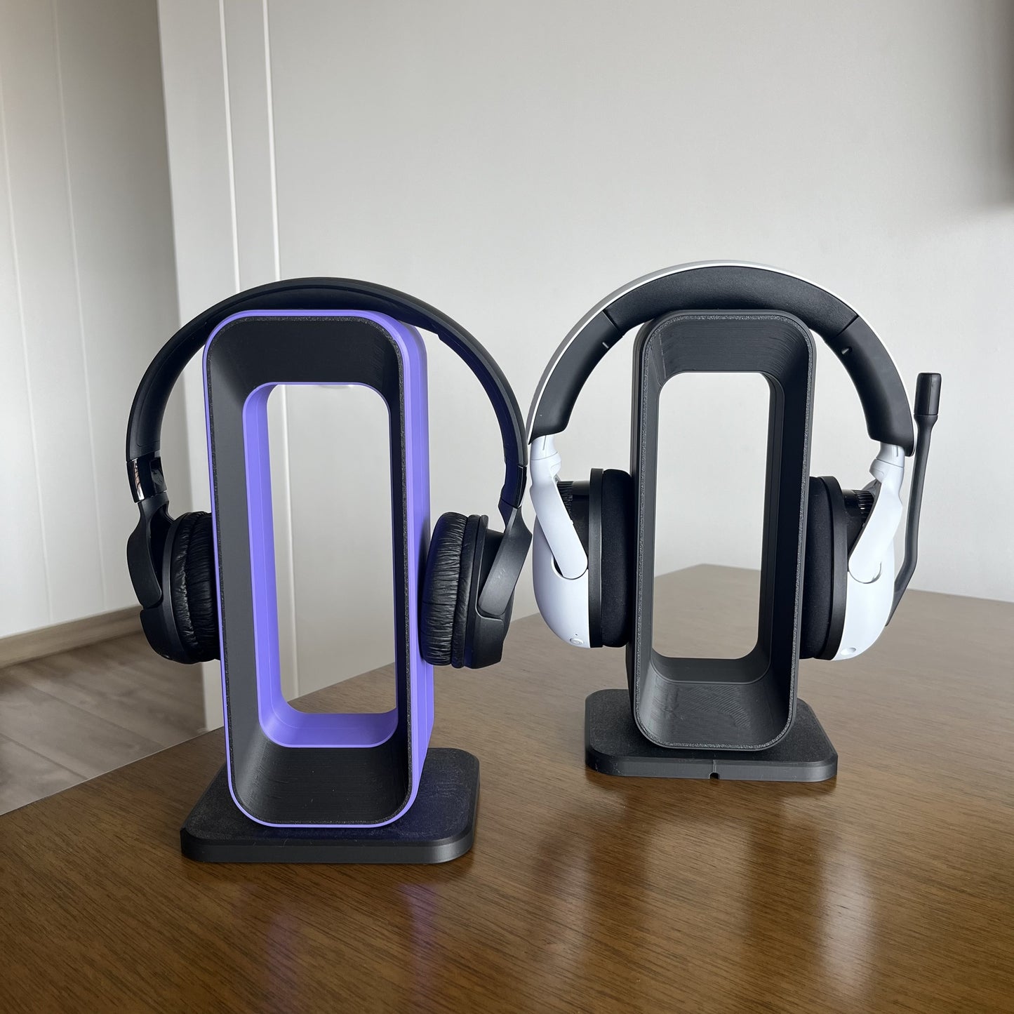 Grupal: variantes Charcoal y Charcoal + Purple con audifonos puestos en ambos (JBL + Sony), fondo blanco
